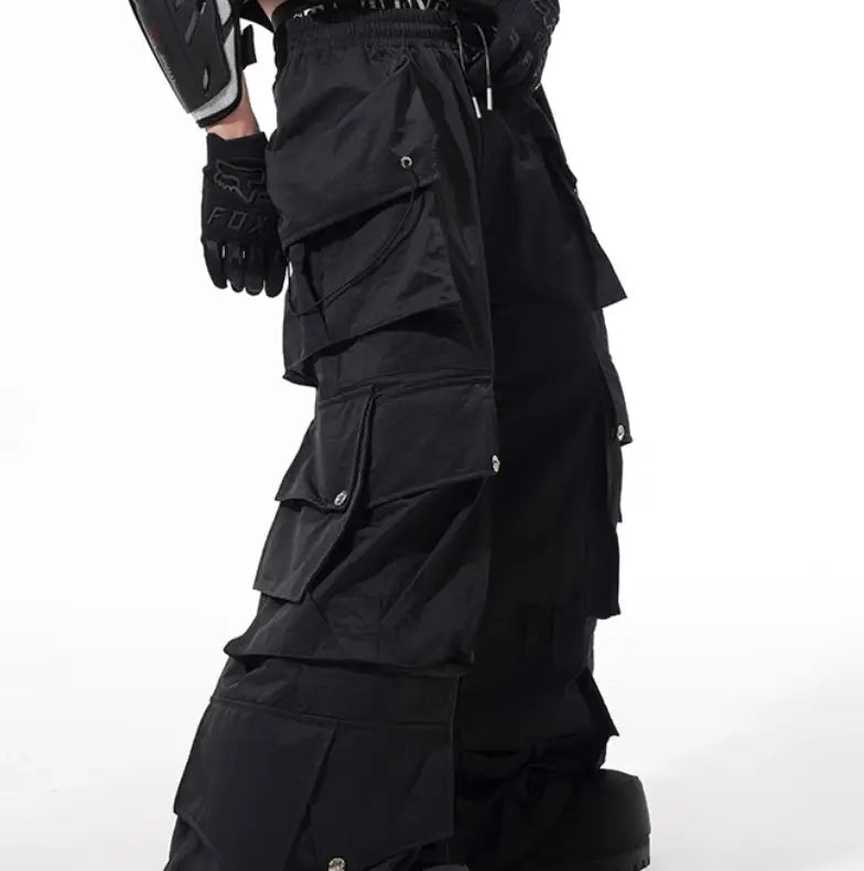 Dark Three-dimensional Multi-pocket Slacks