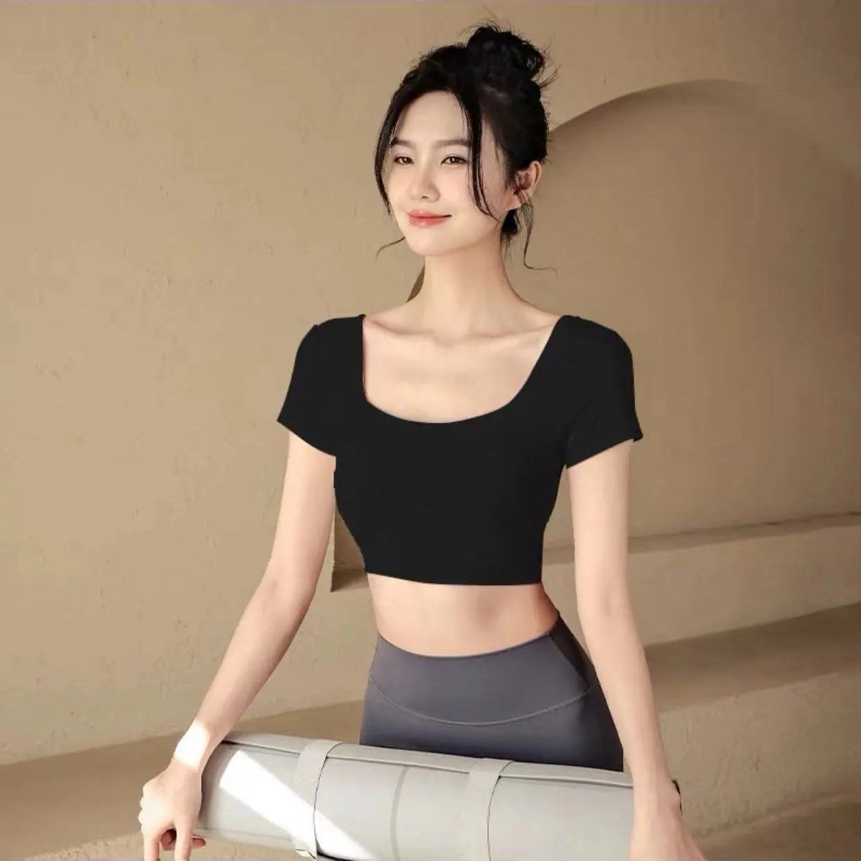 Women’s Short-sleeved T-shirt With Chest Pad