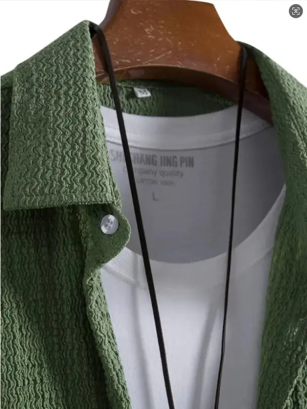Holiday Leisure Wrinkle Men’s Short Sleeve Shirt
