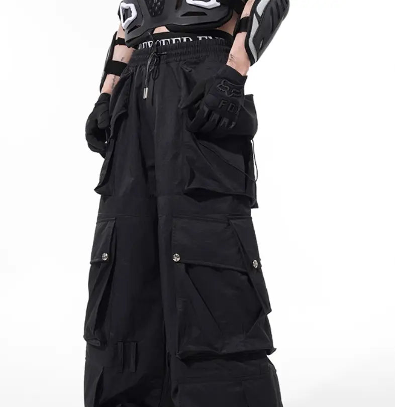 Dark Three-dimensional Multi-pocket Slacks
