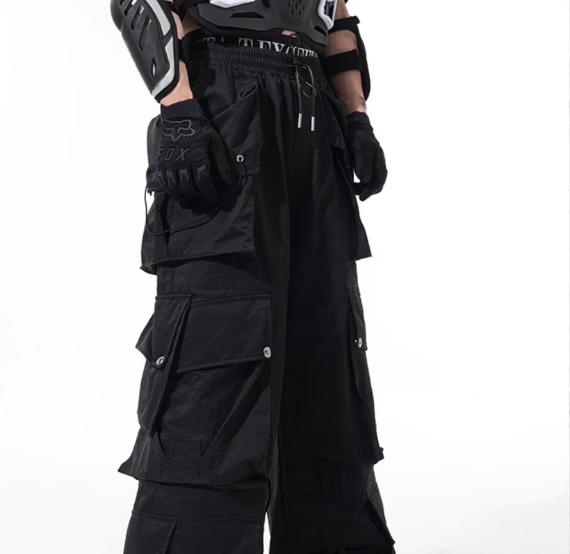 Dark Three-dimensional Multi-pocket Slacks