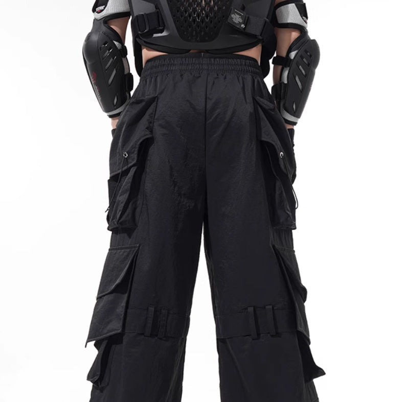 Dark Three-dimensional Multi-pocket Slacks