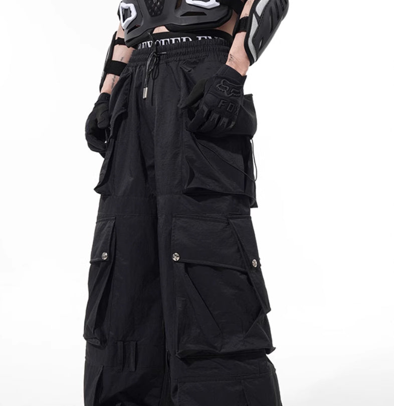 Dark Three-dimensional Multi-pocket Slacks