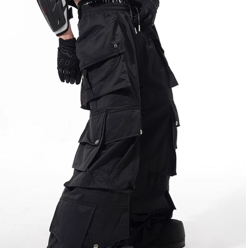 Dark Three-dimensional Multi-pocket Slacks