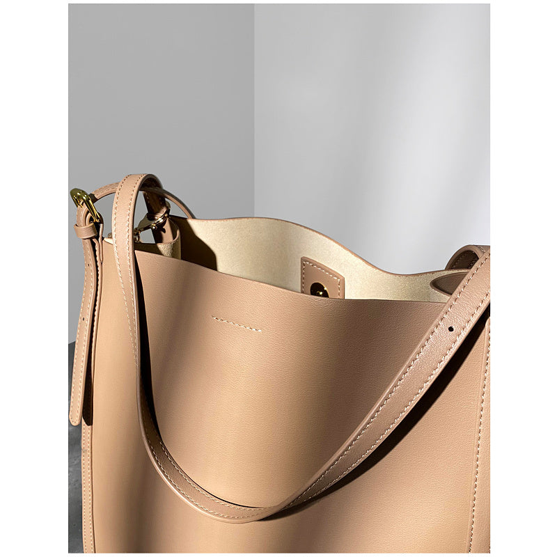 Luxe Cowhide Bucket Bag Elevates High-End Fashion Online