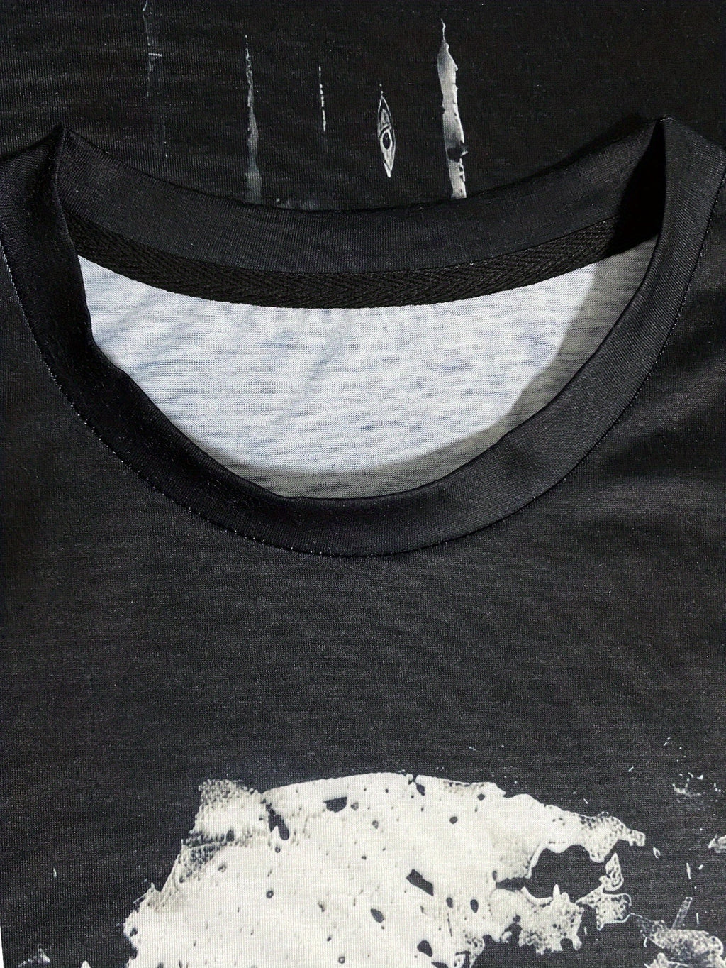 A Novel And Cool Top For Men To Wear Outdoors In Summer Featuring A 3D Digital Shattered Skull Pattern And A Round Neck