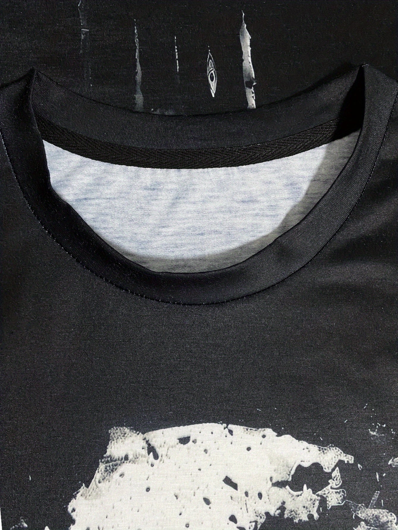 A Novel And Cool Top For Men To Wear Outdoors In Summer Featuring A 3D Digital Shattered Skull Pattern And A Round Neck
